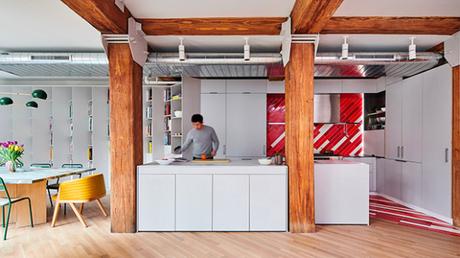 Comment faire de votre bibliothèque un objet de décoration ? Réponse avec ce loft à Brooklyn