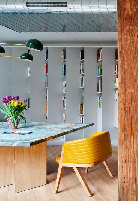 Comment faire de votre bibliothèque un objet de décoration ? Réponse avec ce loft à Brooklyn