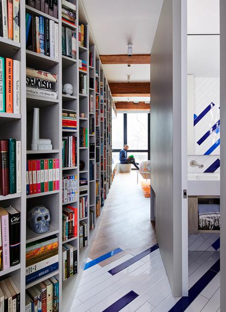 Comment faire de votre bibliothèque un objet de décoration ? Réponse avec ce loft à Brooklyn