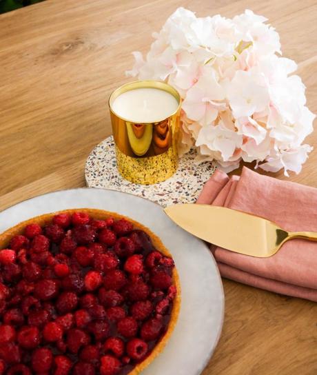 blog déco goûter luxueux bougie parfumée dessous de plat terrazzo ambiance romantique pastel