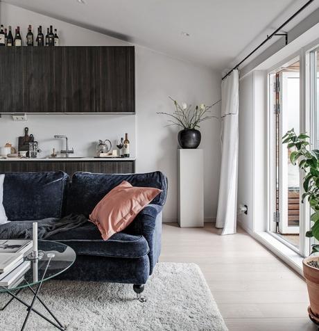 Visite déco : 35m2 pour vivre confortablement 35m2 pour vivre studio salon cuisine porte fenêtre coussin beige saumon - blog déco - clem around the corner