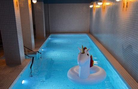 hotel-paris-romantique-rond-point-champs-elysees-piscine