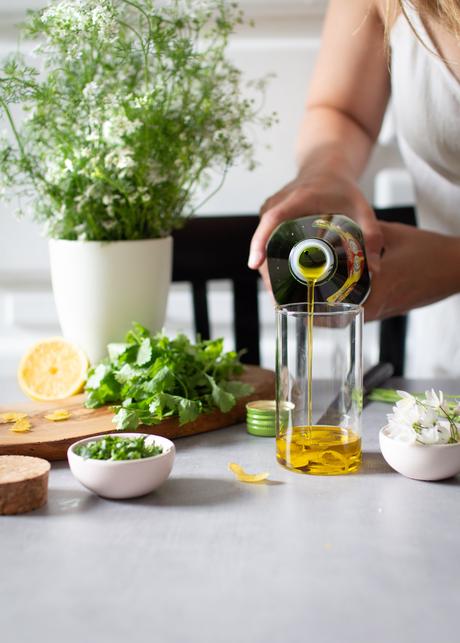 Comment faire son huile d’olive aromatisée ? Méthodes et recettes !