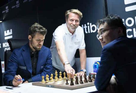 Le champion du monde des échecs Magnus Carlsen a battu le Chinois Yu Yangyi en partie classique lors de la ronde 8 - Photo © Lennart Ootes Le champion du monde des échecs Magnus Carlsen a battu le Chinois Yu Yangyi en partie classique lors de la ronde 8 - Photo © Lennart Ootes
