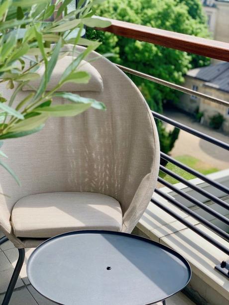Fauteuil beige design Lafuma plante verte table basse déco décoration intérieur design - blog déco - clematc