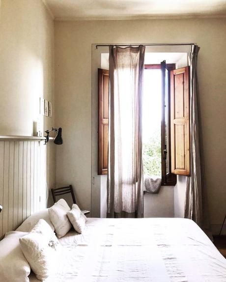 Valdirose : la maison style italien au coeur des collines de Toscane maison style italien chambre simple romantique campagne lit double blanc - blog déco - clem around the corner