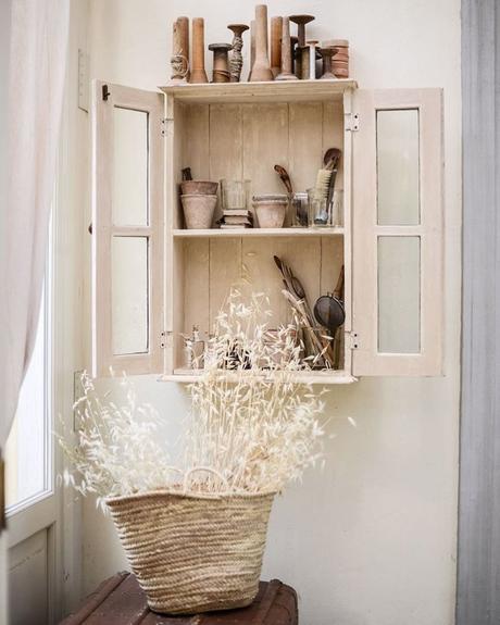 Valdirose : la maison style italien au coeur des collines de Toscane maison style italien rangement cuisine armoire champêtre fleurs séchées bouquet panier osier - blog déco - clem around the corner