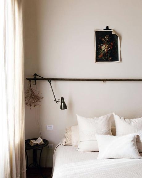 maison style italien chambre romantique lit double bohème décoration simple blanc fleurs - blog déco - clem around the corner