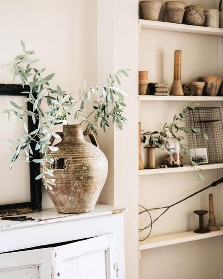 Valdirose : la maison style italien au coeur des collines de Toscane maison style italien étagère bibelots placard - blog déco - clem around the corner