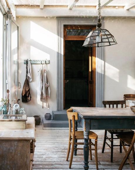 Valdirose : la maison style italien au coeur des collines de Toscane maison style italien salle à manger décoration rustique campagne - blog déco - clem around the corner