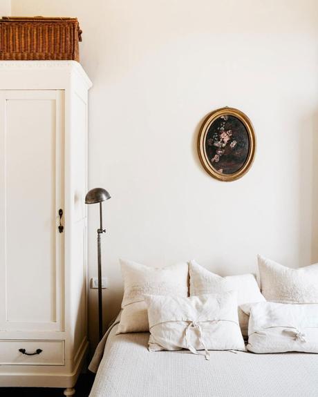 maison style italien lit double chambre décoration rustique et vintage - blog déco - clem around the corner
