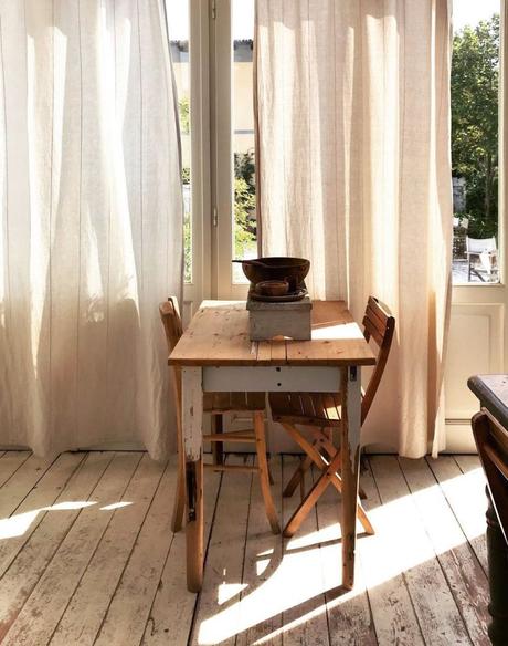Valdirose : la maison style italien au coeur des collines de Toscane maison style italien cuisine salle à manger parquet blanchi terrasse jardin - blog déco - clem around the corner