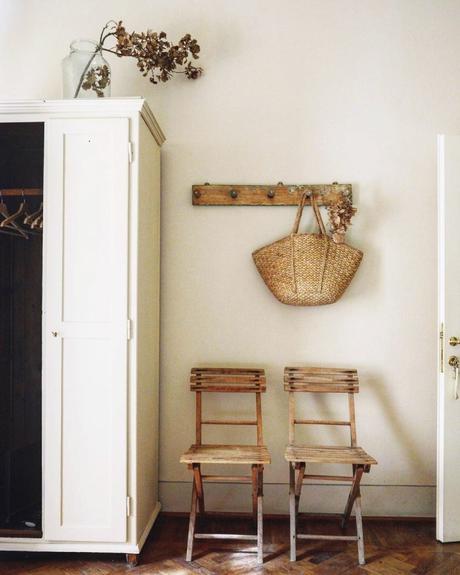 maison style italien armoire chambre panier osier fleurs décoration champêtre - blog déco - clem around the corner