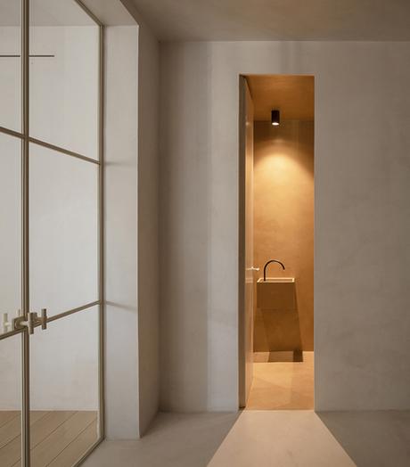 Casa C, une palette monochromatique pour unifier l’intérieur d’un appartement