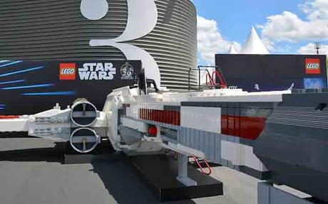 Star Wars: un X-Wing taille réelle en LEGO exposé à Paris