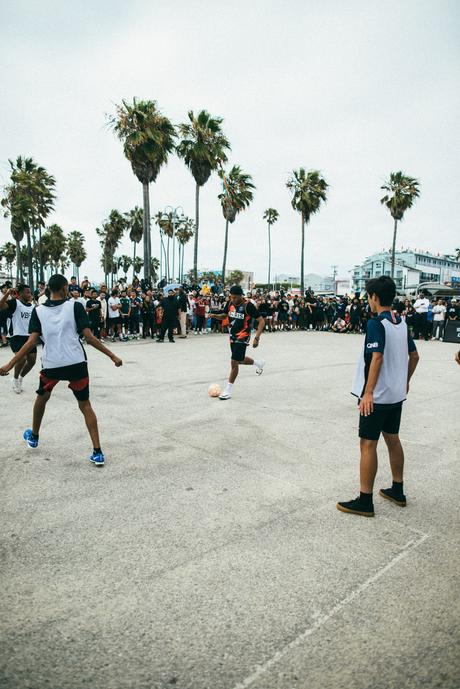 Kylian Mbappé tease la prochaine collection PSG x Jordan à Venice Beach