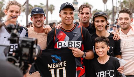 Kylian Mbappé tease la prochaine collection PSG x Jordan à Venice Beach
