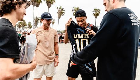 Kylian Mbappé tease la prochaine collection PSG x Jordan à Venice Beach