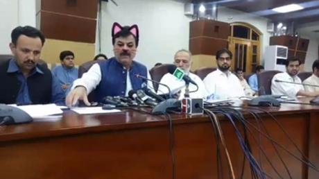 Facebook live : un ministre pakistanais avec le filtre oreilles de chat
