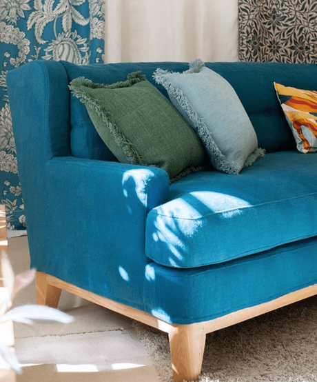 canapé bleu coussin tissu toiles de mayenne tapis fourrure rideaux carrelage beige - blog déco - clematc