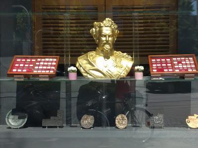 König Ludwig II. im münchneren alten Münzladen / Louis II en vitrine d'un cabinet numismatiique munichois