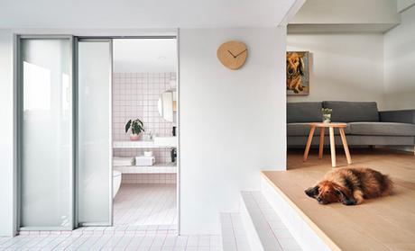 Un petit appartement organisé sur trois étages pour améliorer le sentiment d’espace