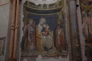 Maitre de 1302 Madonna col Bambino in trono tra un angelo e il Battista et eveque Bianchi Baptistere de Parme photo Hans A. Rosbach