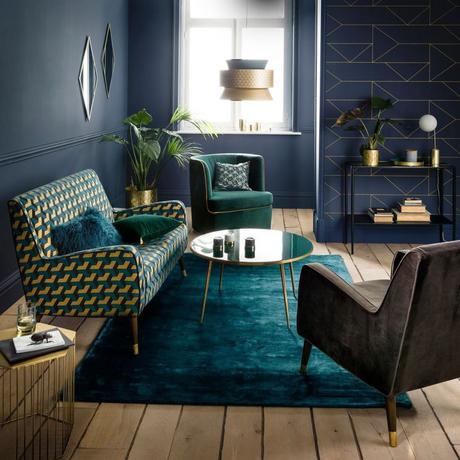 déco été vintage brazil salon feutré mur bleu foncé motifs géométriques dorés intérieur sobre élégant