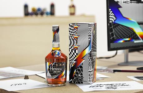 L’artiste Felipe Pantonne va sortir sa propre bouteille de Hennessy L’artiste Felipe Pantonne va sortir sa propre bouteille de Hennessy