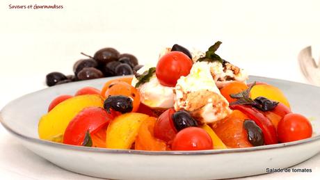 Salade de tomates, burrrata et olives.