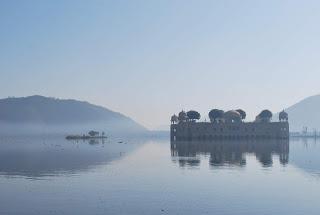 Deux ans, huit mois et vingt-huit nuits