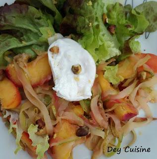 Courgette, nectarine & burrata en salade Courgette, nectarine & burrata en salade