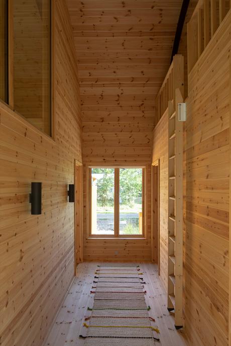 Une cabane nichée dans les bois