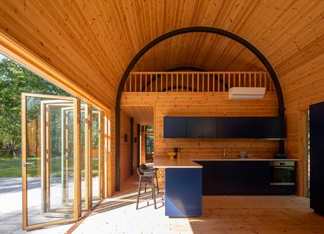 Une cabane nichée dans les bois