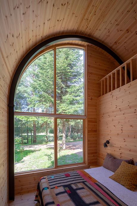 Une cabane nichée dans les bois