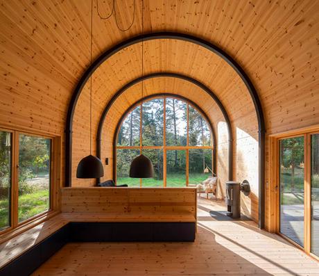 Une cabane nichée dans les bois