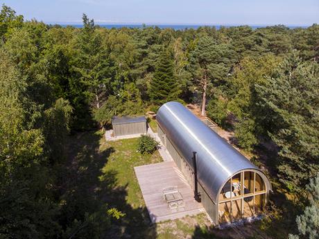 Une cabane nichée dans les bois