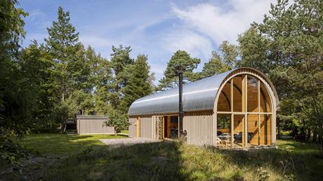 Une cabane nichée dans les bois