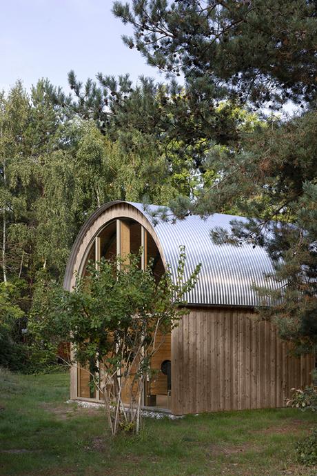 Une cabane nichée dans les bois