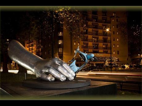 Divers - Sculptures de Lorenzo Quinn - suite