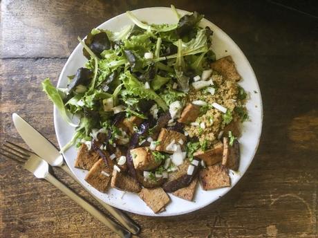Assiette complète – Quinoa, aubergines caramélisées et tofu mariné au thé fumé