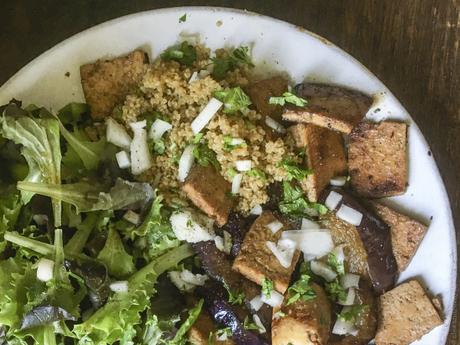 Assiette complète – Quinoa, aubergines caramélisées et tofu mariné au thé fumé