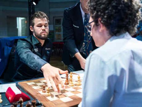 Le duel au sommet de la ronde 3 entre Fabiano Caruana et Magnus Carlsen (2875) s'est soldé par le partage du point - Photo © Lennart Ootes pour le Grand Chess Tour 