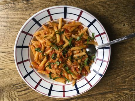 La pasta du dimanche – Penne à la tomate fraîche