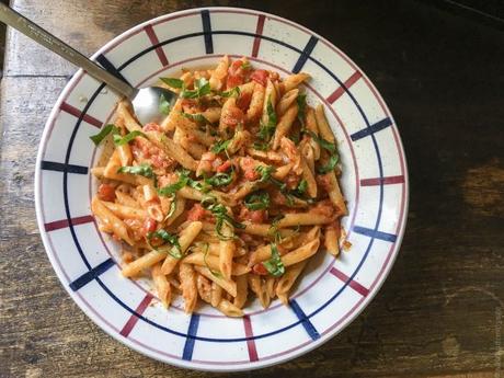 La pasta du dimanche – Penne à la tomate fraîche