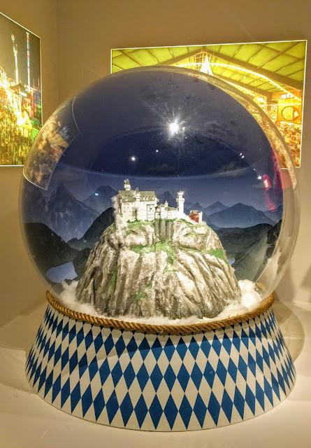 Riesiges Schneekugel mit Modell von Schloss Neuschwanstein - Boule à neige Neuschwanstein géante