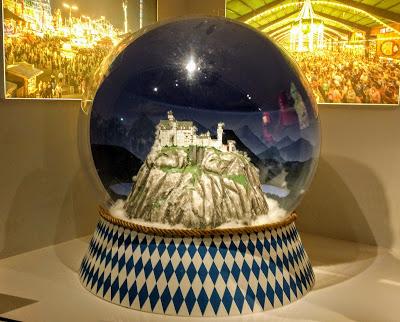 Riesiges Schneekugel mit Modell von Schloss Neuschwanstein - Boule à neige Neuschwanstein géante