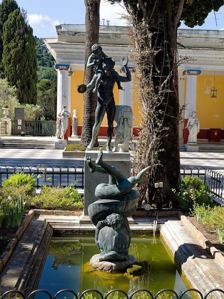Achilleion (23)  La statue de la fontaine du Jardin des Muses