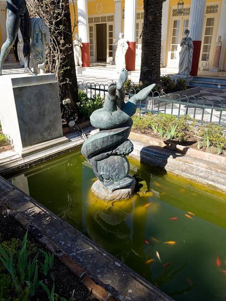 Achilleion (23)  La statue de la fontaine du Jardin des Muses