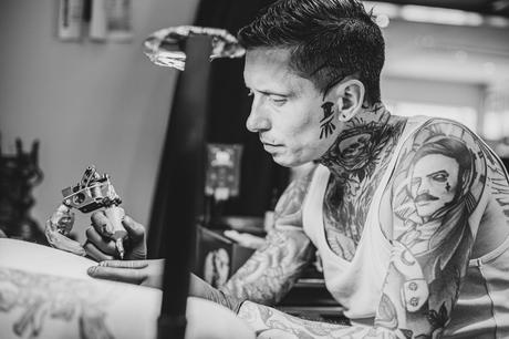 photo portrait d'un tatoueur à Grenoble
